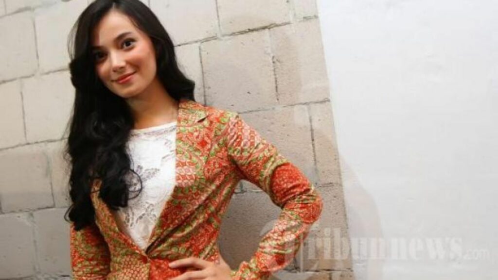 nama belakang artis asmirandah adalah