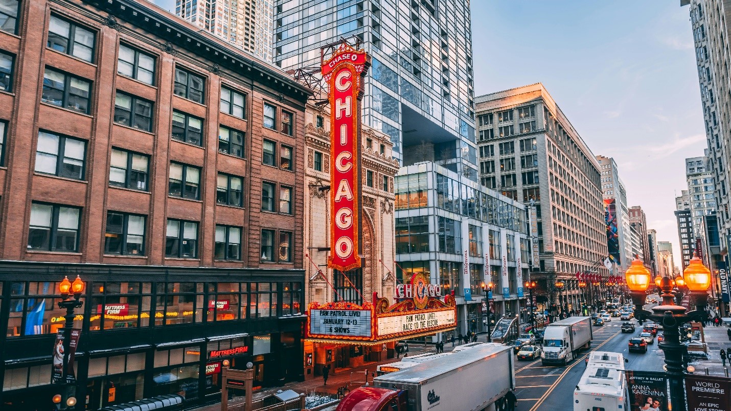 The busy streets of Chicago during the evening